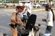 Xe máy hết xăng, sĩ tử được CSGT đi mua giúp