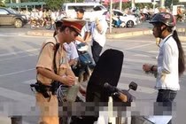 Xe máy hết xăng, sĩ tử được CSGT đi mua giúp