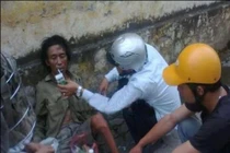 Xúc động ảnh chăm sóc người đàn ông nhặt ve chai bị ngất 