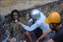 Xúc động ảnh chăm sóc người đàn ông nhặt ve chai bị ngất 