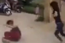 Kinh hoàng thiếu nữ bị chém, gục ngã tại chỗ