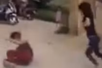 Kinh hoàng thiếu nữ bị chém, gục ngã tại chỗ