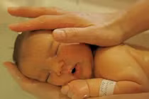 Cách tắm bé sơ sinh cực đơn giản