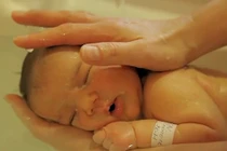 Cách tắm bé sơ sinh cực đơn giản
