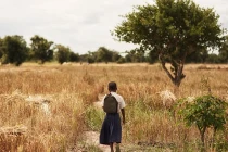 Đường đi học chông gai của bé gái châu Phi