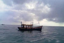 Bị tàu vận tải đâm, 9 ngư dân may mắn thoát chết