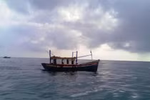 Bị tàu vận tải đâm, 9 ngư dân may mắn thoát chết