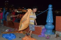 Bao lớn, nhỏ ve chai sau “tiệc” pháo hoa Đà Nẵng