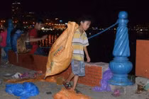 Bao lớn, nhỏ ve chai sau “tiệc” pháo hoa Đà Nẵng