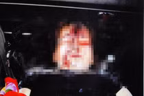 4 người hành hung một phụ nữ dã man