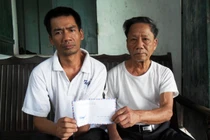 Trao quà bạn đọc cho người cha tật nguyền