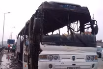 Xe khách bốc cháy, hành khách nháo nhào sơ tán