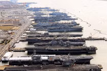 Tàu chiến Mỹ “tụ tập, ăn chơi” dịp Giáng sinh