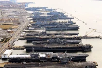 Tàu chiến Mỹ “tụ tập, ăn chơi” dịp Giáng sinh