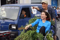 Mr.Đàm đạp xích lô chở “gái quê” Hồ Ngọc Hà