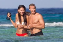 Hoa hậu Trung Quốc bấu chặt người tình tỷ phú