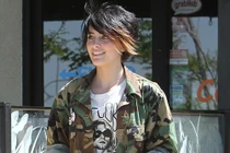 Con gái Michael Jackson cắt cổ tay tự tử