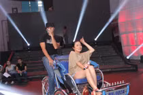 Mỹ Lệ- Khương Ngọc mang xích lô lên sân khấu 