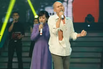 Phan Đình Tùng bị Cát Phượng xé áo te tua 