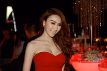 Ngân Khánh khoe da trắng, ngực đầy