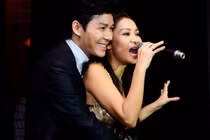 Thu Minh để Nathan Lee ôm chặt trong buổi ra mắt chồng