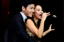 Thu Minh để Nathan Lee ôm chặt trong buổi ra mắt chồng