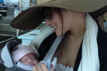 Vũ Thu Phương đưa con gái đầy tháng tuổi xuất ngoại