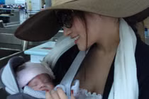 Vũ Thu Phương đưa con gái đầy tháng tuổi xuất ngoại