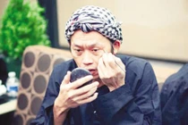 Mỹ nam Việt cũng “lụy” son phấn