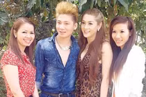 Lâm Chí Khanh ăn mặc gợi cảm về thăm quê người yêu