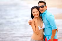 Hứa Vĩ Văn ôm chặt “gái lạ” trên biển