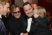 Elton John và chồng đồng tính dắt con đi dự tiệc