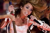 Khoảnh khắc nực cười, “khó đỡ” của sao trên sân khấu