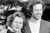 “Người đàn bà thép” Thatcher vung bao tiền tìm quý tử mất tích? 