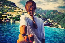 Nắm tay anh đi khắp thế gian