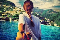 Nắm tay anh đi khắp thế gian