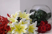 Cắm hoa chơi Tết: Biến hóa cùng ly vàng và hồng đỏ