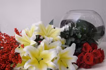 Cắm hoa chơi Tết: Biến hóa cùng ly vàng và hồng đỏ