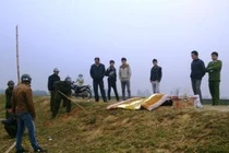 Phát hiện xác chết mặc áo mưa trôi sông