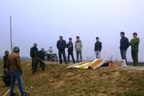 Phát hiện xác chết mặc áo mưa trôi sông