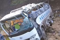 Xe khách Trung Quốc lao xuống vực, 15 du khách thiệt mạng
