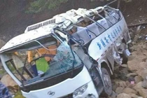 Xe khách Trung Quốc lao xuống vực, 15 du khách thiệt mạng