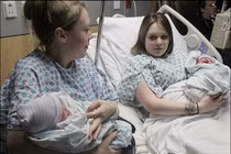 Video: Hai chị em sinh đôi đẻ con cùng ngày