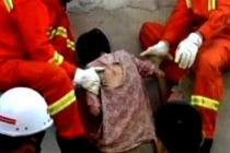 Video: Giải cứu một phụ nữ mắc kẹt trong khe tường ở TQ