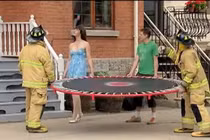 Clip hài: Khi lính cứu hỏa...mê gái đẹp