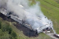 Video: Nổ nhà máy pháo hoa ở Canada, 2 người chết