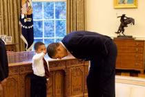 Loạt ảnh trẻ em trêu đùa những người quyền lực nhất thế giới