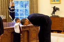 Loạt ảnh trẻ em trêu đùa những người quyền lực nhất thế giới