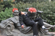 Những tư thế ngủ khó đỡ... chỉ có ở Trung Quốc