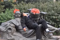 Những tư thế ngủ khó đỡ... chỉ có ở Trung Quốc